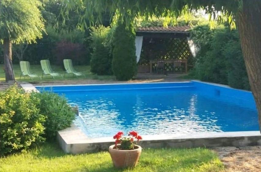 Casă individuală cu 8 camere cu Piscina în Ghermănești