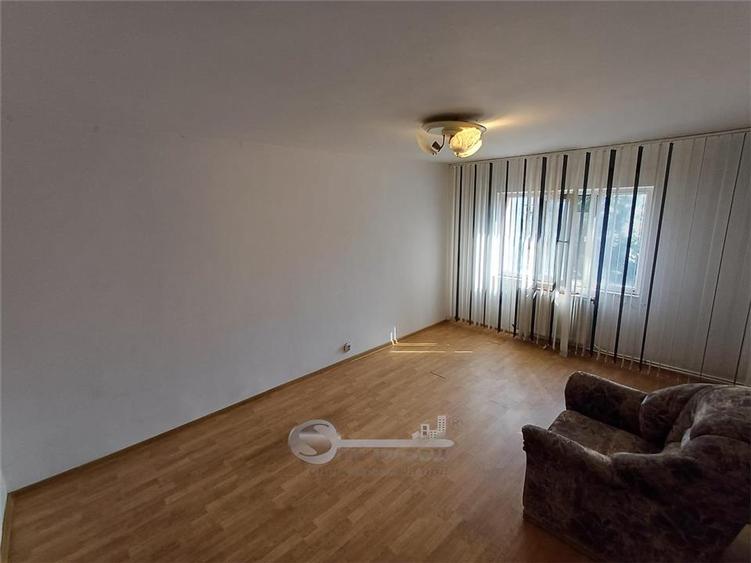 Apartament cu 3 camere decomandat în Nicolina