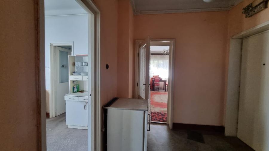 Apartament cu 3 camere semidecomandat în Central