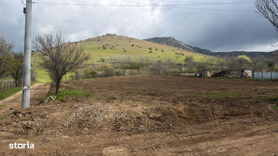 Teren de 1100 mp, în Greci