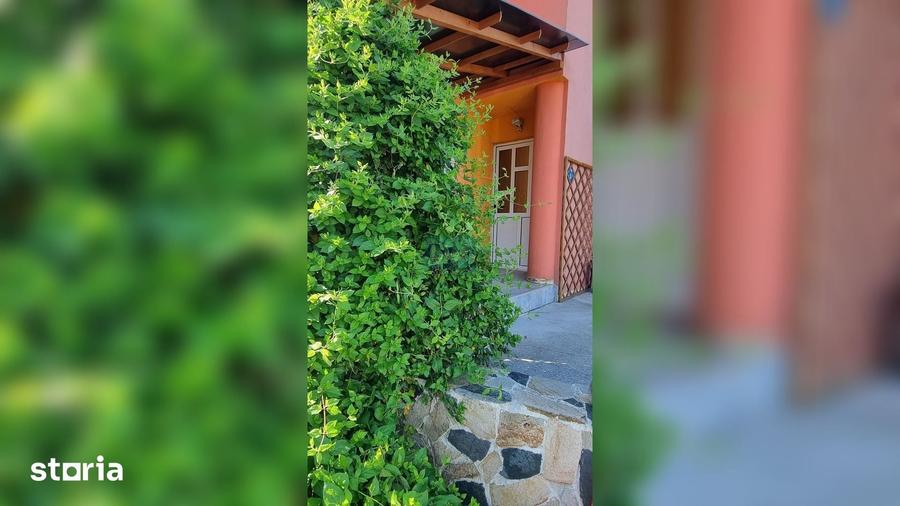 Casă cu 8 camere cu Teren 1000 Mp în Petrești