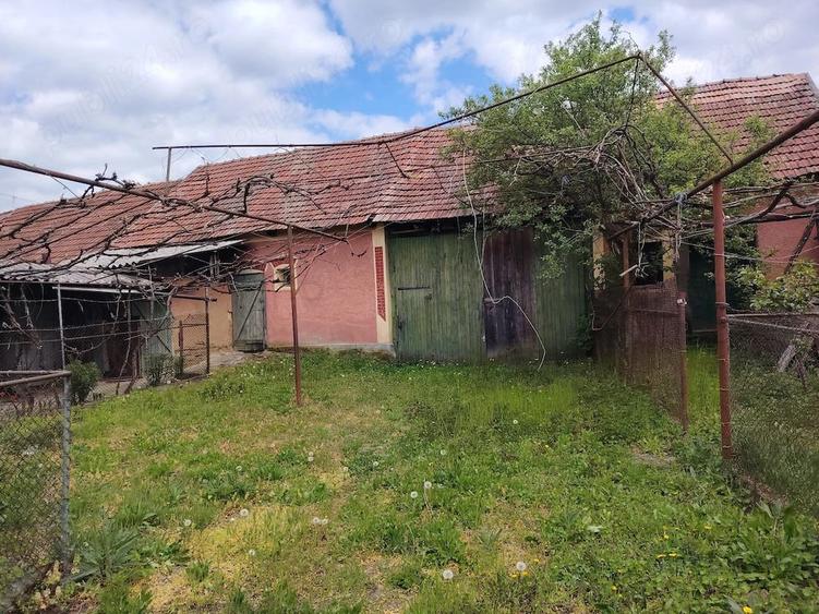Casa 2 camere, baie, bucatrie - casa se vinde cu anexe gospodaresti si teren de 5000 mp, livada prun - 2