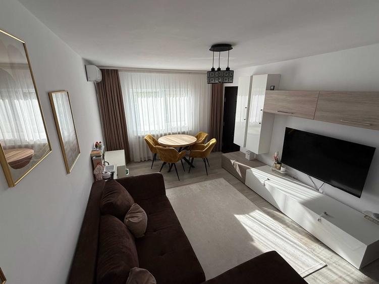 Apartament cu 3 camere decomandat în Nicolina