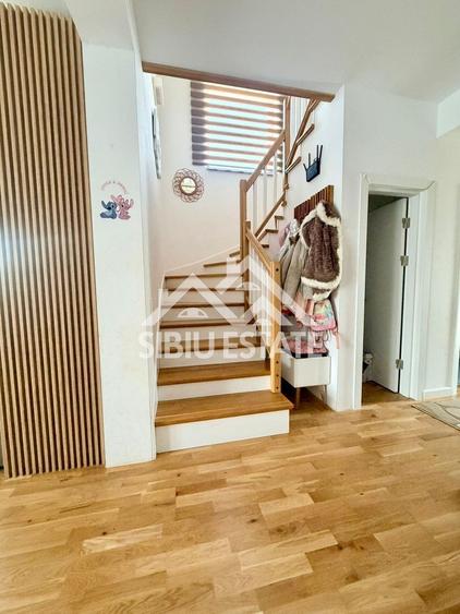 Duplex cu 5 camere cu Canalizare în Cristian