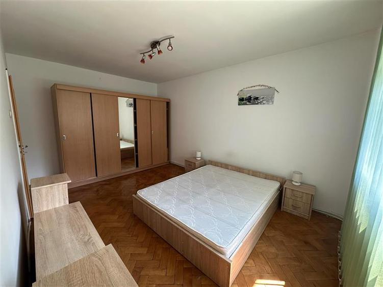 Apartament cu 3 camere semidecomandat, mobilat în Luncă