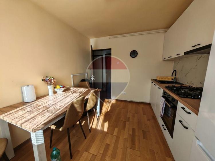 Apartament cu 3 camere decomandat, mobilat în Central