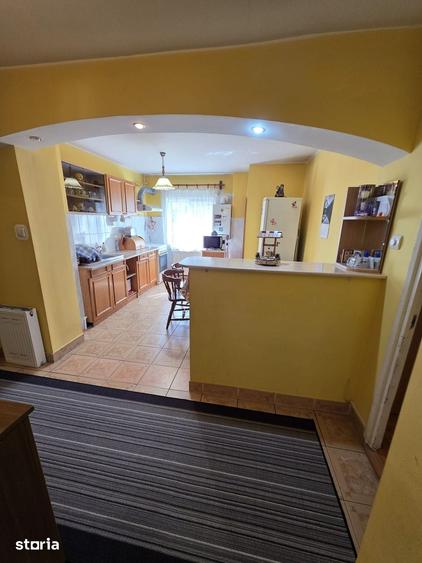 Apartament cu 3 camere decomandat în Calea București