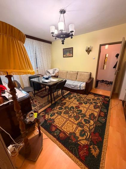 Apartament cu 3 camere semidecomandat în Drumul Taberei