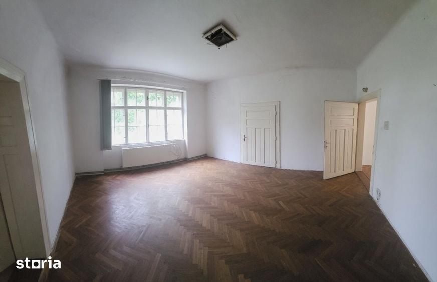 Casă cu 6 camere cu Teren 2600 Mp în Central