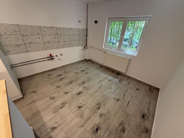 Apartament cu 3 camere decomandat în Tei