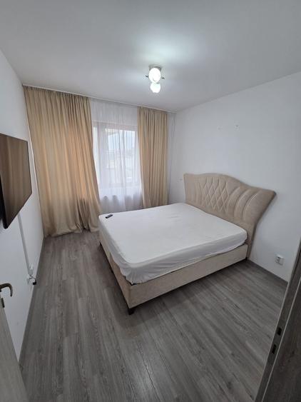 Apartament cu 3 camere semidecomandat în Berceni