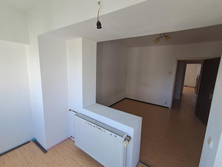 Apartament cu 4 camere în Colentina