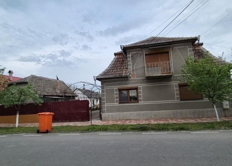 Casă individuală cu 4 camere cu Teren 1625 Mp în Central