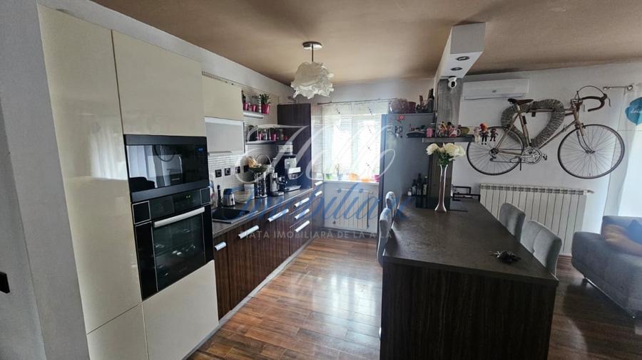 Apartament cu 3 camere semidecomandat în Florești