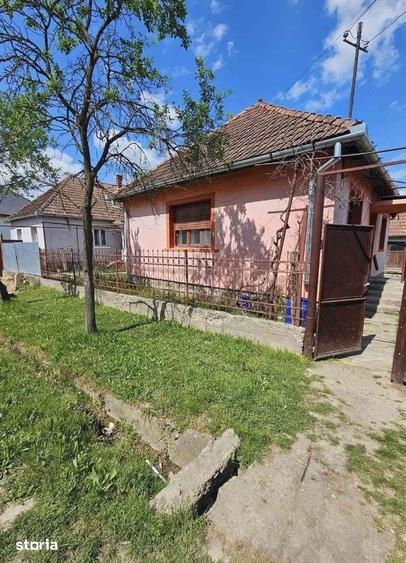 Casă cu 4 camere cu Teren 2340 Mp în Sâmbăta
