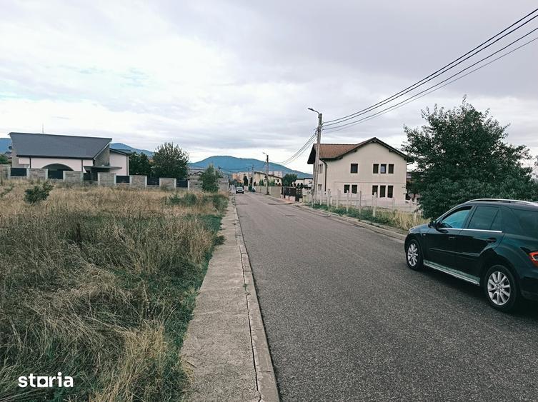 Teren de 2850 mp, în Zăvoi