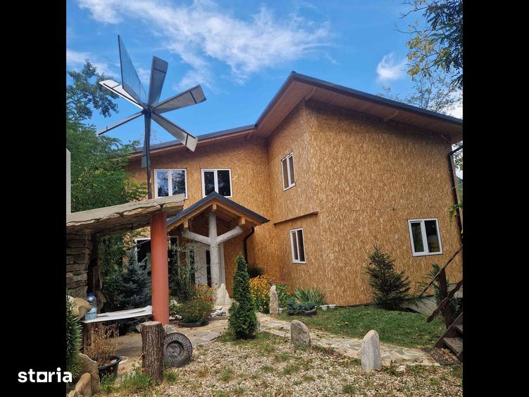 Casă cu 5 camere cu Teren 10300 Mp în Pianu
