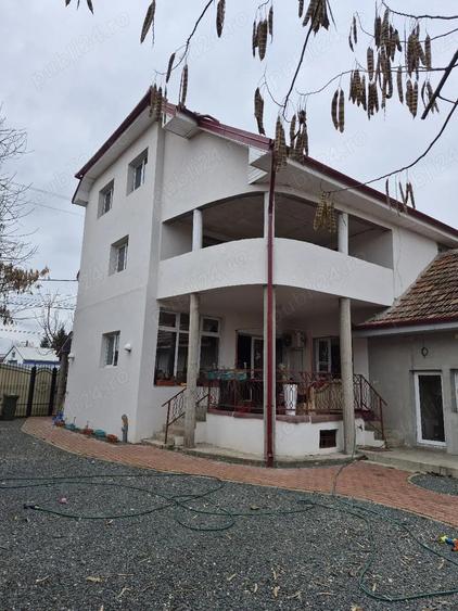 Casă cu 5 camere cu Teren 2850 Mp în Aradul Nou