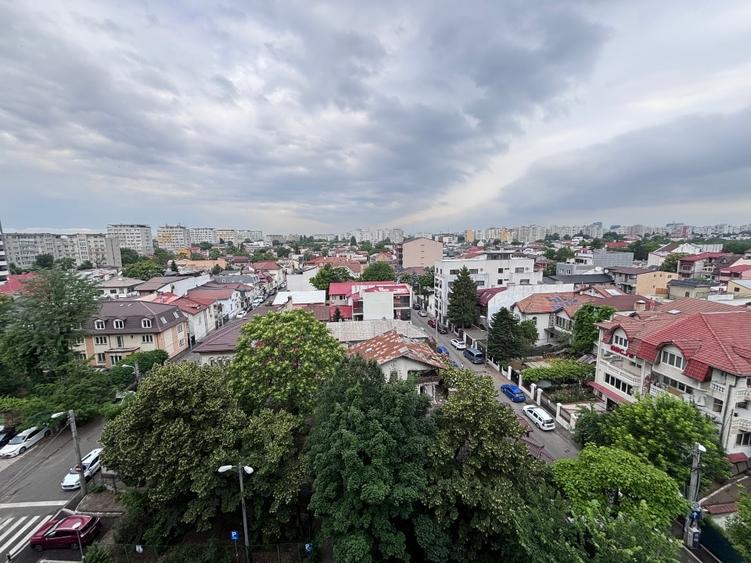 Apartament cu 3 camere decomandat în Banu Manta