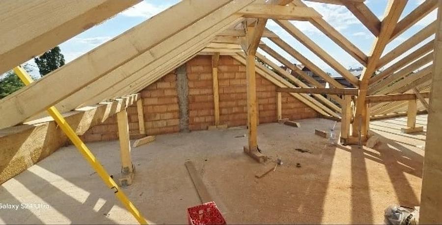 Casă cu 6 camere cu Teren 394 Mp în Central