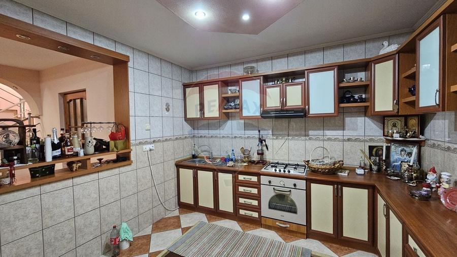 Casă individuală cu 17 camere cu Teren 1080 Mp în Obcini