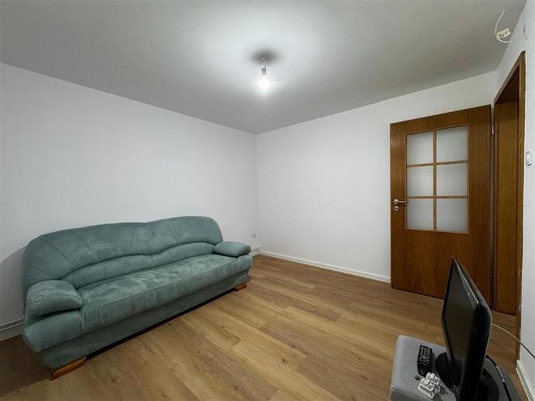 Apartament cu 3 camere semidecomandat, mobilat în Europa