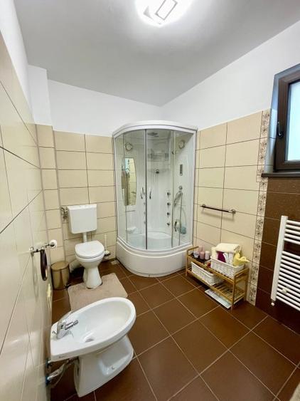 Casă individuală cu 7 camere cu Canalizare în Iris