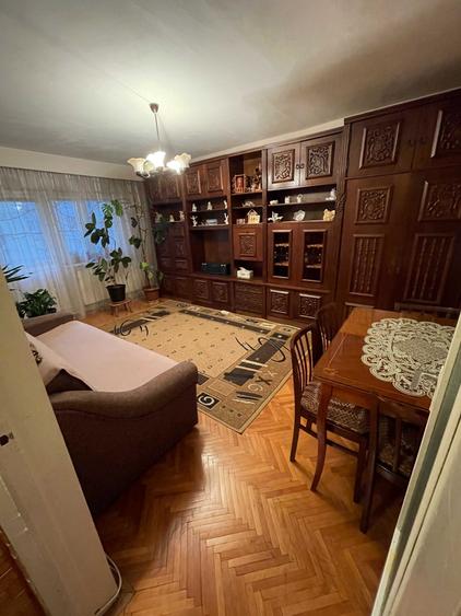 Apartament cu 3 camere decomandat în Turnișor