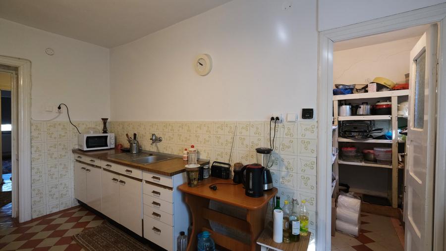 Casă individuală cu 7 camere cu Canalizare în Fieni