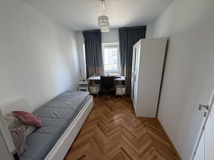 Apartament cu 3 camere decomandat în Podul de Fier