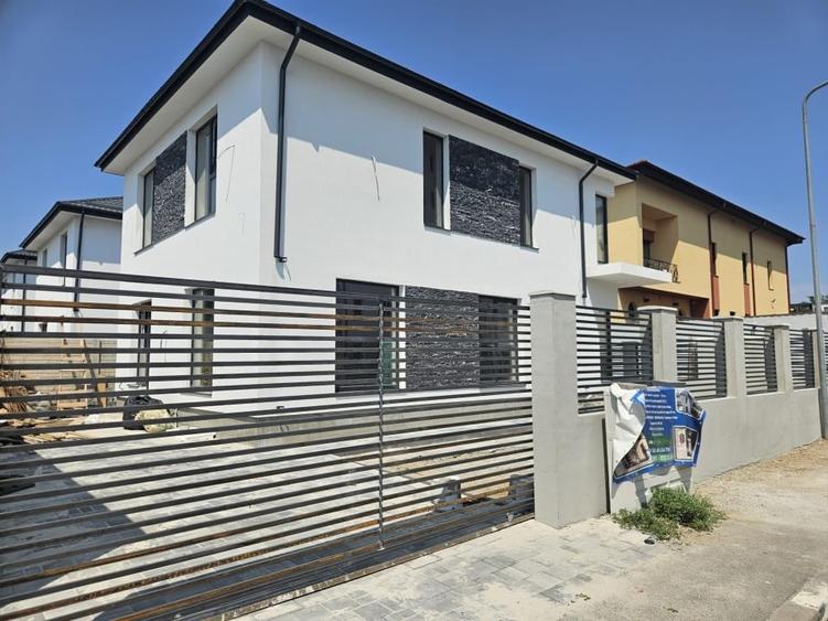 Casă individuală cu 5 camere cu Teren 300 Mp în Central