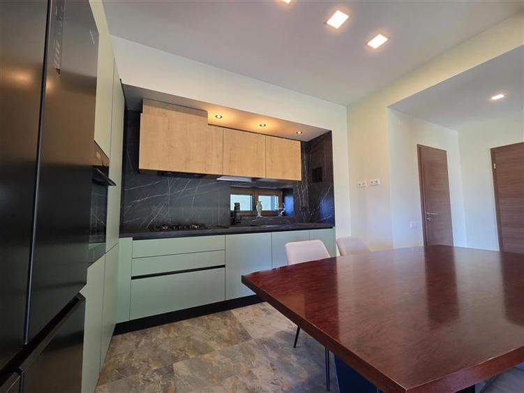 Apartament cu 3 camere decomandat, mobilat în Drumul Poienii