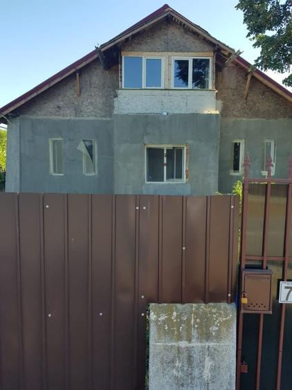 Casă cu 4 camere decomandat în Bănești