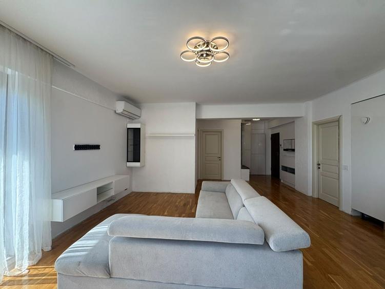 Apartament cu 3 camere semidecomandat în Băneasa