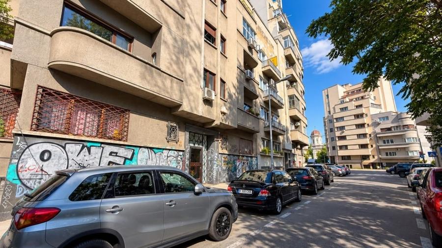 Apartament cu 3 camere semidecomandat, mobilat în Armeneasca