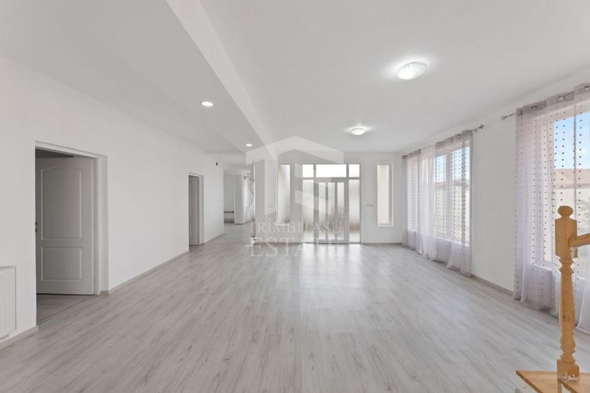Casă cu 5 camere cu Teren 1446 Mp în Macea