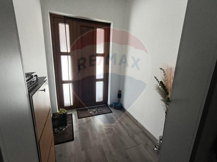 Casă individuală cu 5 camere cu Teren 343 Mp în Est