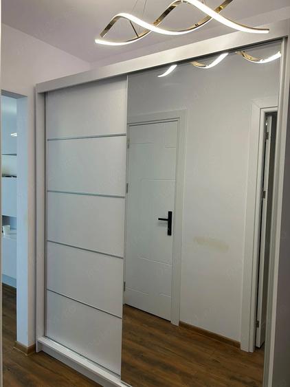 Apartament cu 3 camere semidecomandat în Berceni
