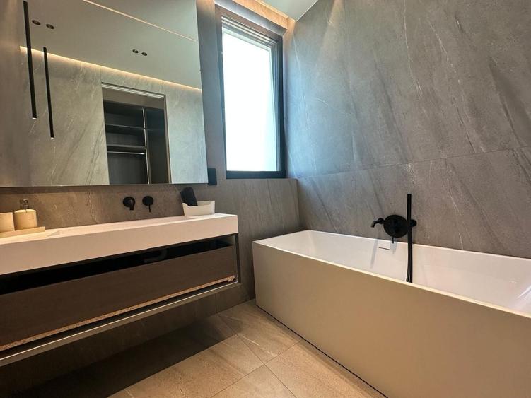 Penthouse cu 4 camere, mobilat în P-ța Arsenalului