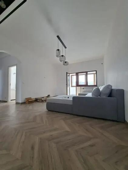 Apartament cu 3 camere semidecomandat în Universitate