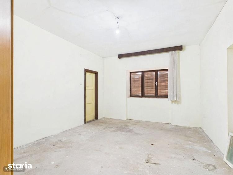 Casă cu 7 camere cu Teren 90000 Mp în Central