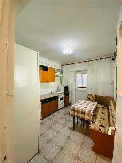 Apartament cu 3 camere semidecomandat, mobilat în Central