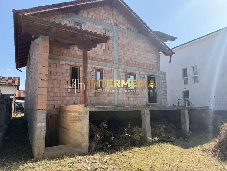 Casă individuală cu 4 camere cu Teren 388 Mp în Cetate