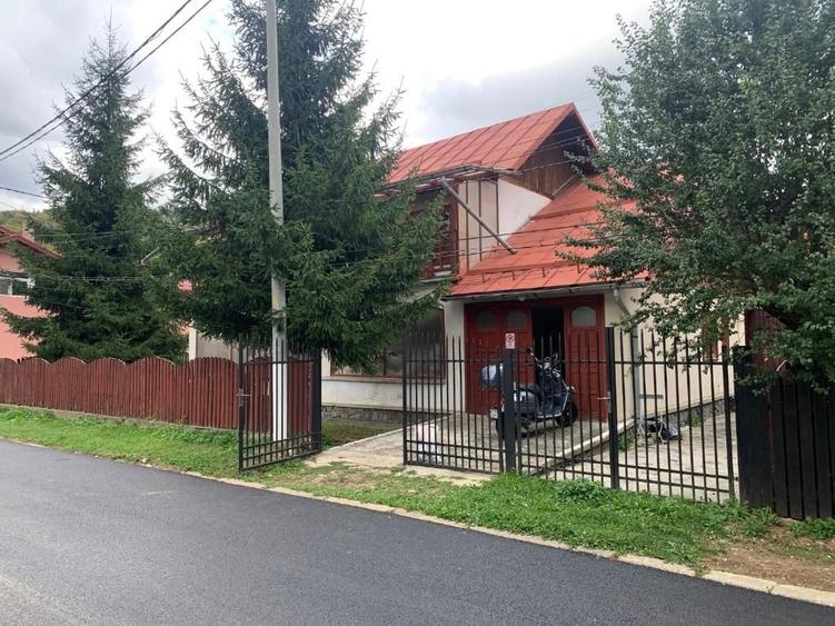 Casă individuală cu 6 camere cu Teren 446.73999023438 Mp în Bușteni