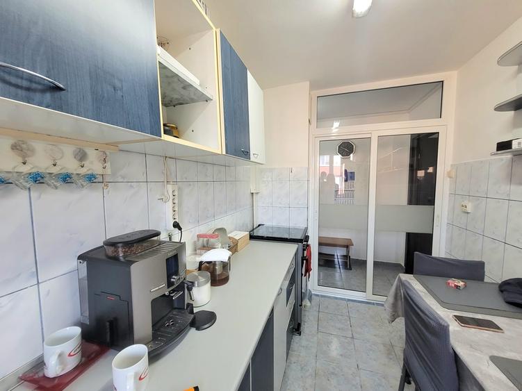 Apartament cu 3 camere decomandat în Florilor