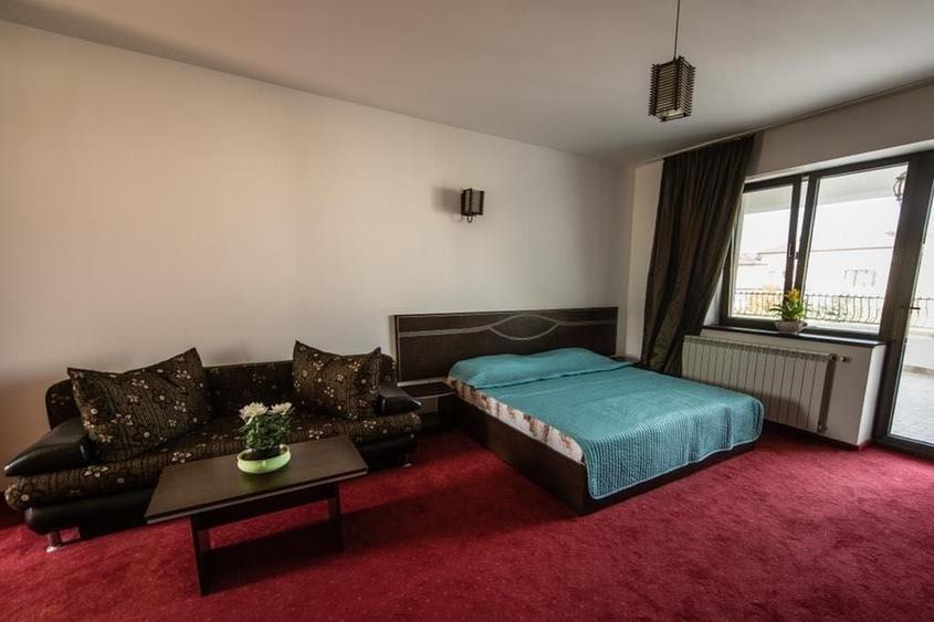 Apartament cu 8 camere decomandat în Ovidiu