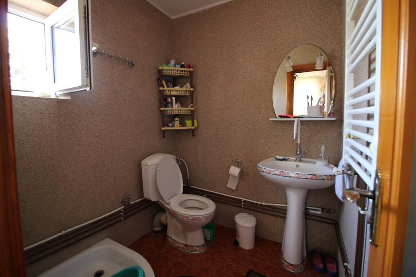 Casă individuală cu 2 camere cu Canalizare în Vest