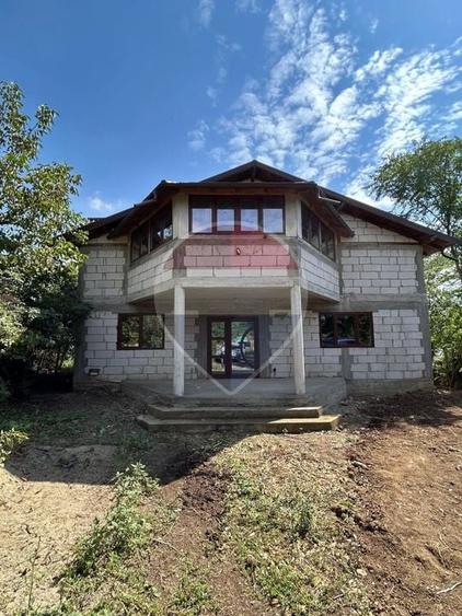 Casă individuală cu 7 camere cu Teren 800 Mp în Măineasca