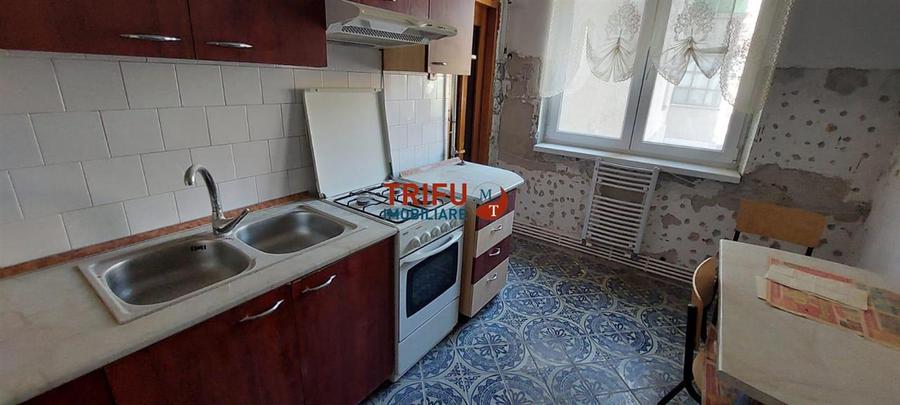 Apartament cu 4 camere semidecomandat, mobilat în Cetate