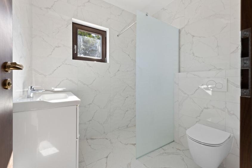Casă cu 5 camere cu Canalizare în Central